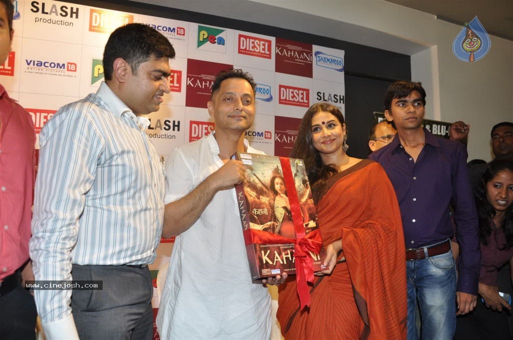 Vidya Balan at Kahaani DVD Launch - 52 / 71 photos