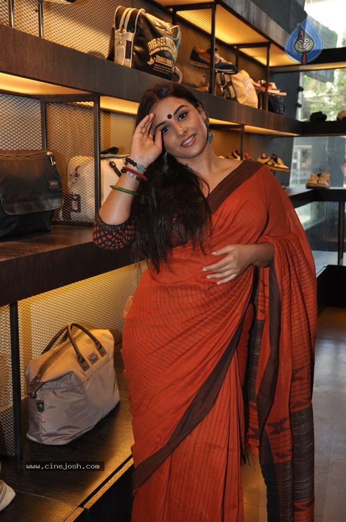 Vidya Balan at Kahaani DVD Launch - 53 / 71 photos