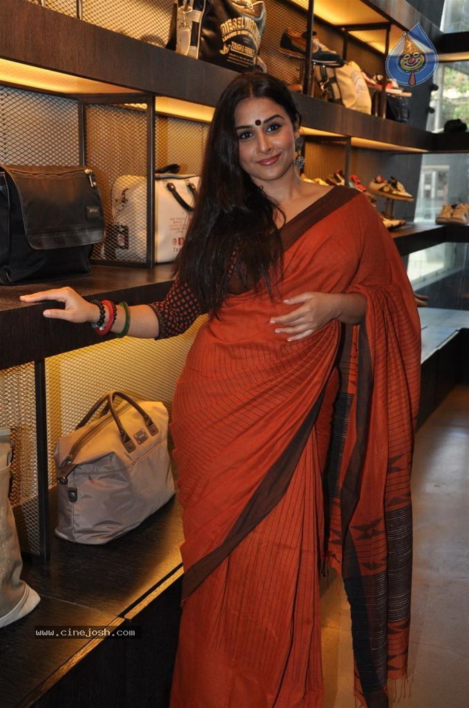 Vidya Balan at Kahaani DVD Launch - 63 / 71 photos