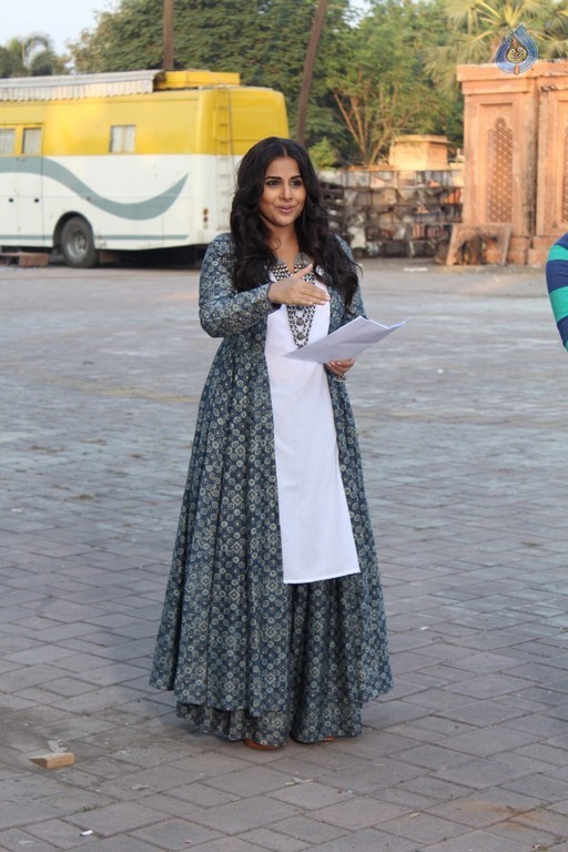 Vidya Balan at Kahani 2 Promo Shoot - 18 / 25 photos