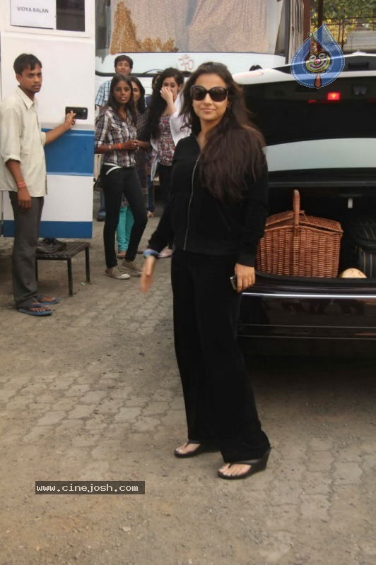 Vidya Balan at KBC Shooting Spot - 5 / 13 photos