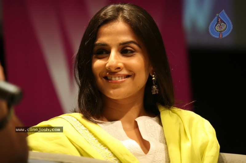 Vidya Balan at Whistling Woods International Class - 5 / 16 photos