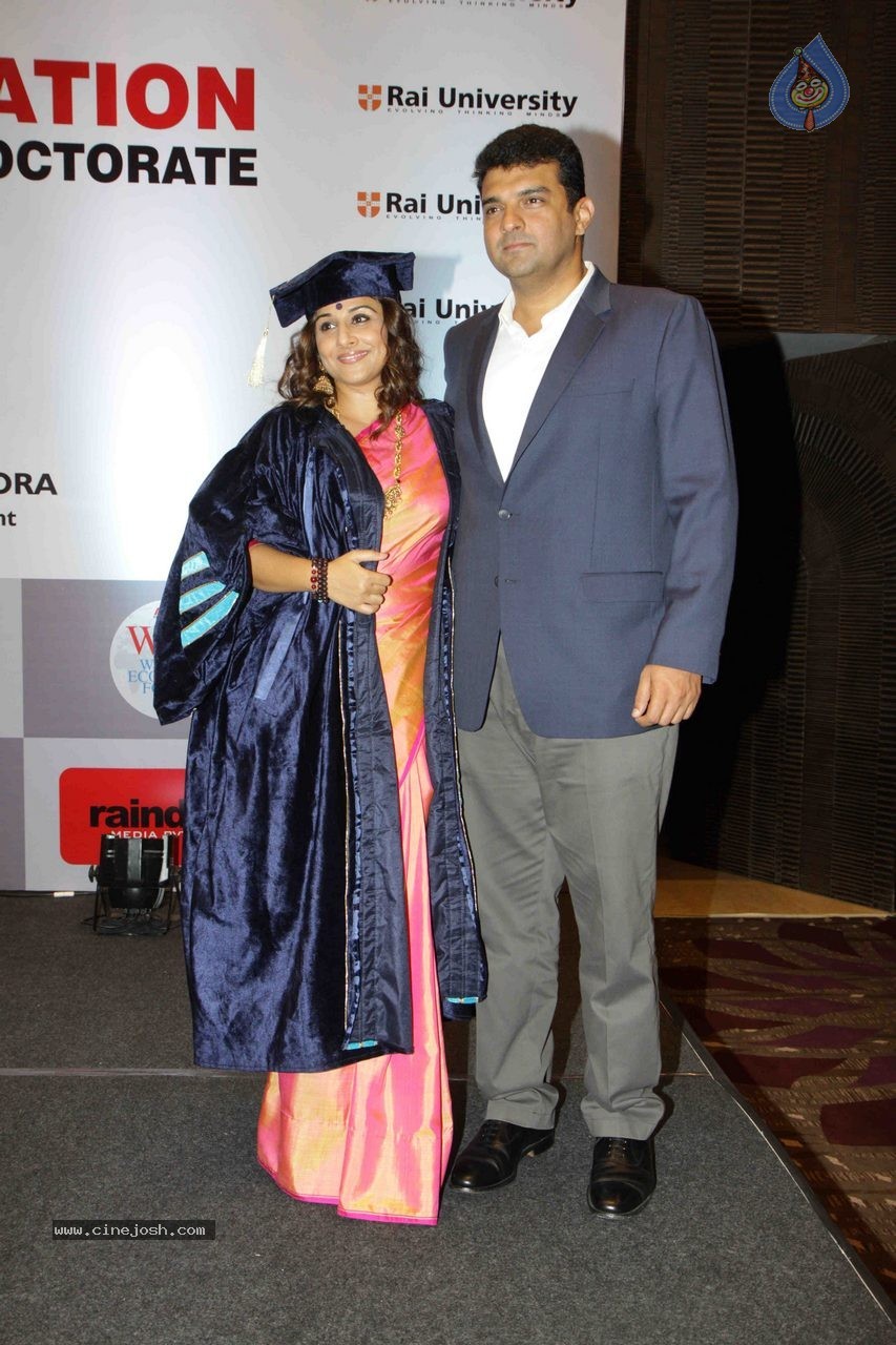 Vidya Balan Honoured With Doctor of Arts Honoris Causa Degree - 53 / 54 photos