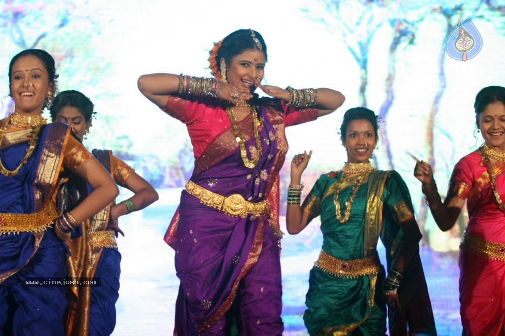 Vidya Balan Launches Ferrari Ki Sawaari Movie Song - 15 / 44 photos