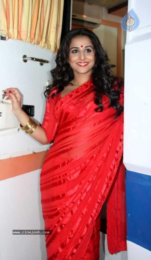 Vidya Balan on The Sets of Bade Ache Lagte Ho - 6 / 26 photos