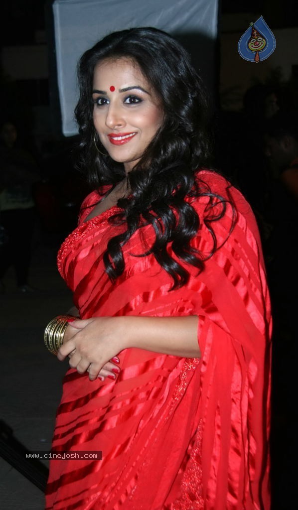 Vidya Balan on The Sets of Bade Ache Lagte Ho - 9 / 26 photos