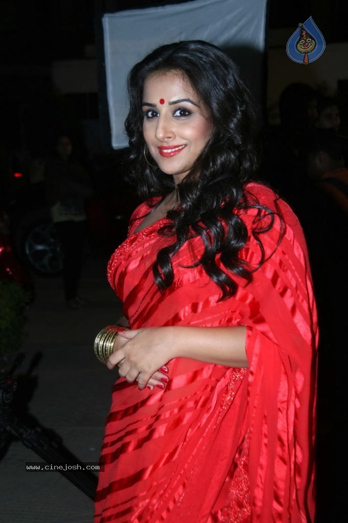 Vidya Balan on The Sets of Bade Ache Lagte Ho - 13 / 26 photos