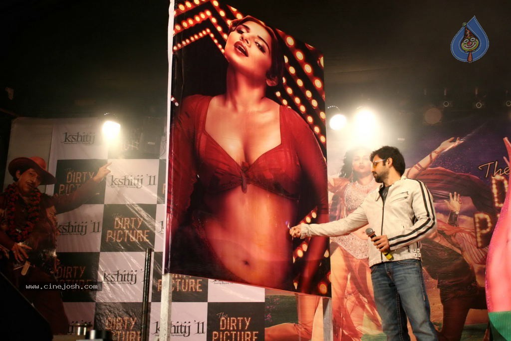 Vidya Balan Promotes The Dirty Picture Movie at Reliance Digital - 3 / 47 photos