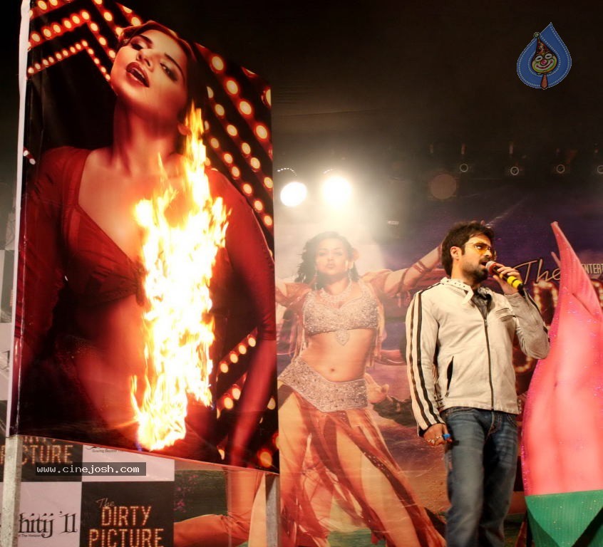 Vidya Balan Promotes The Dirty Picture Movie at Reliance Digital - 14 / 47 photos