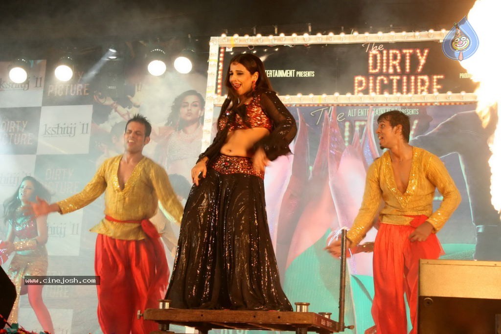 Vidya Balan Promotes The Dirty Picture Movie at Reliance Digital - 20 / 47 photos