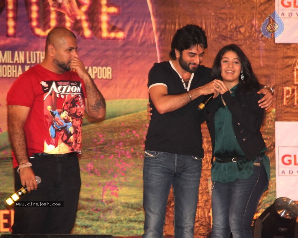 Vidya Balan Promotes The Dirty Picture Movie at Reliance Digital - 21 / 47 photos