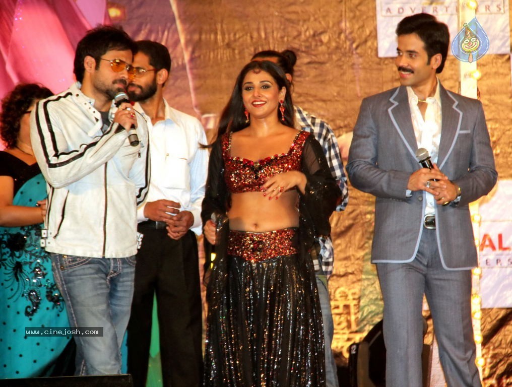 Vidya Balan Promotes The Dirty Picture Movie at Reliance Digital - 28 / 47 photos