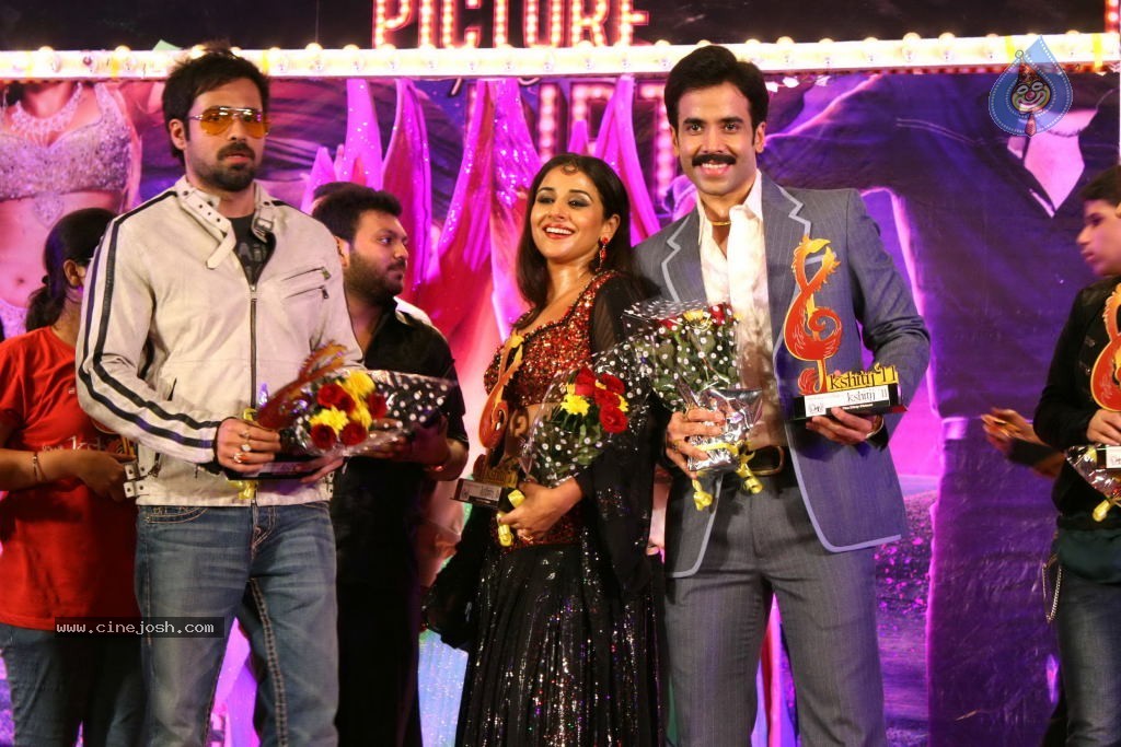 Vidya Balan Promotes The Dirty Picture Movie at Reliance Digital - 41 / 47 photos