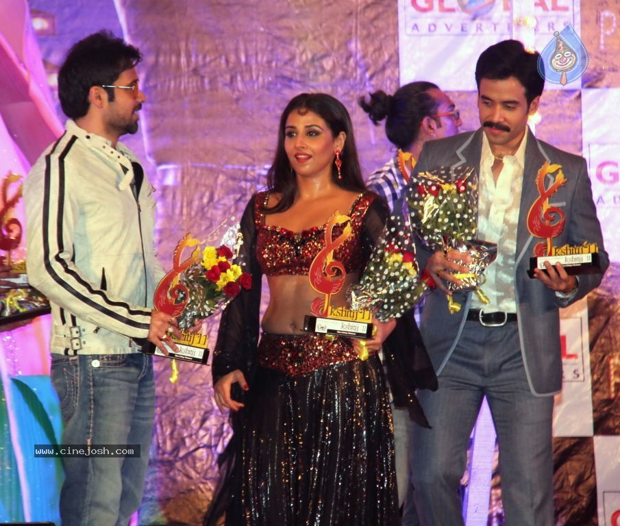 Vidya Balan Promotes The Dirty Picture Movie at Reliance Digital - 44 / 47 photos