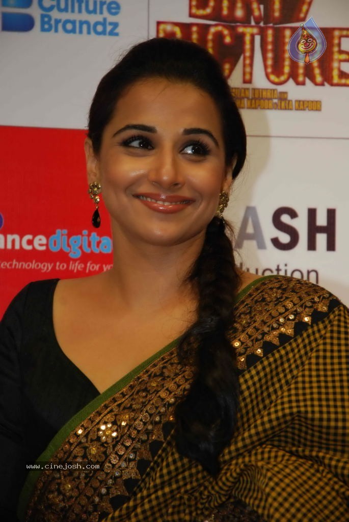 Vidya Balan,Tusshar Kapoor at The Dirty Picture DVD Launch  - 5 / 55 photos