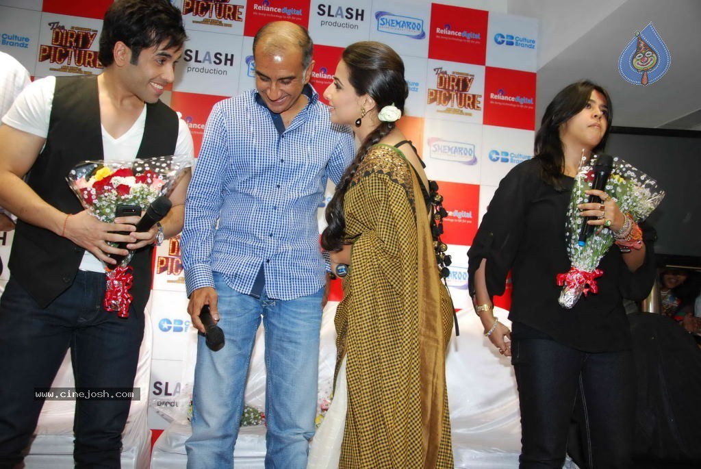 Vidya Balan,Tusshar Kapoor at The Dirty Picture DVD Launch  - 14 / 55 photos
