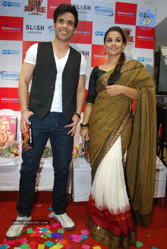 Vidya Balan,Tusshar Kapoor at The Dirty Picture DVD Launch  - 17 / 55 photos
