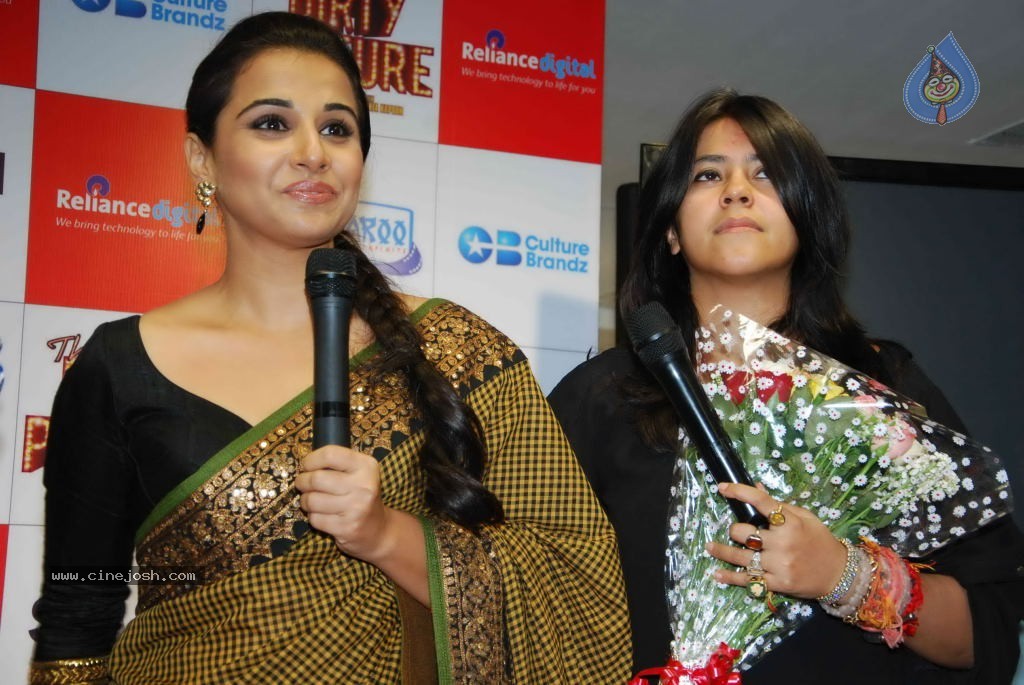Vidya Balan,Tusshar Kapoor at The Dirty Picture DVD Launch  - 21 / 55 photos