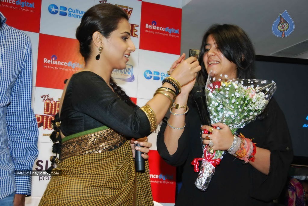 Vidya Balan,Tusshar Kapoor at The Dirty Picture DVD Launch  - 31 / 55 photos