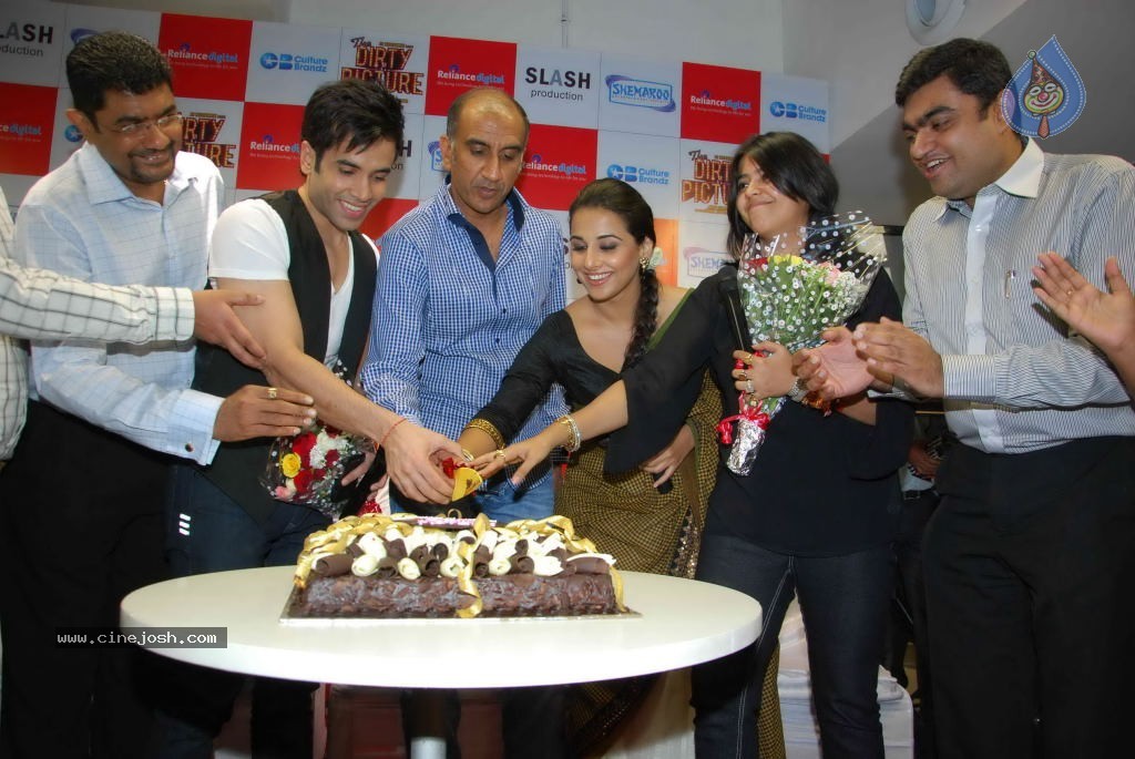 Vidya Balan,Tusshar Kapoor at The Dirty Picture DVD Launch  - 33 / 55 photos