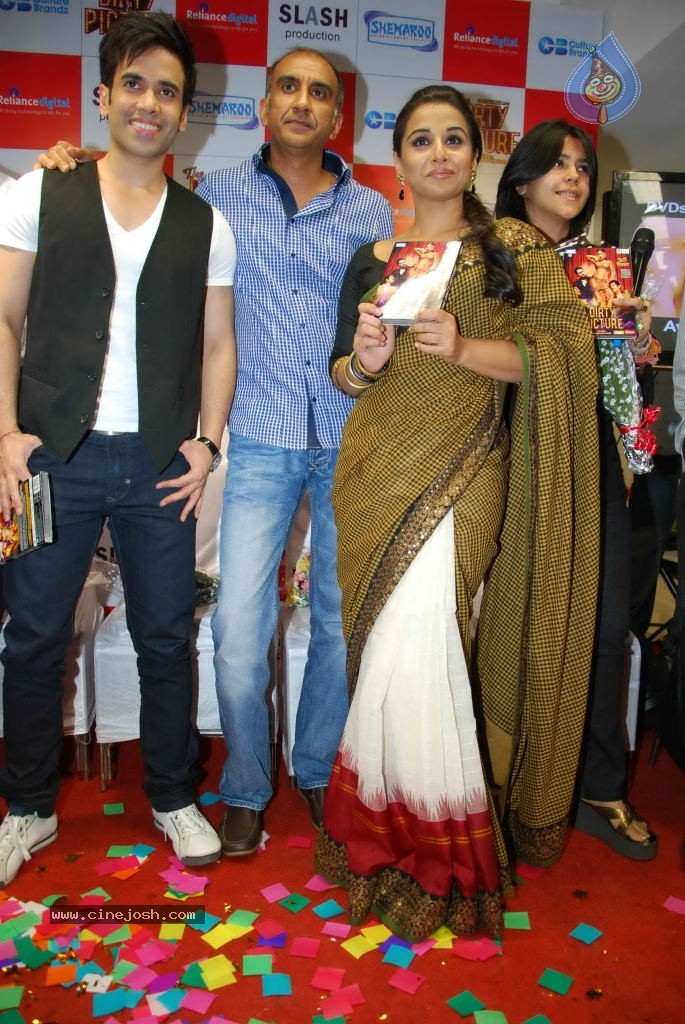 Vidya Balan,Tusshar Kapoor at The Dirty Picture DVD Launch  - 37 / 55 photos