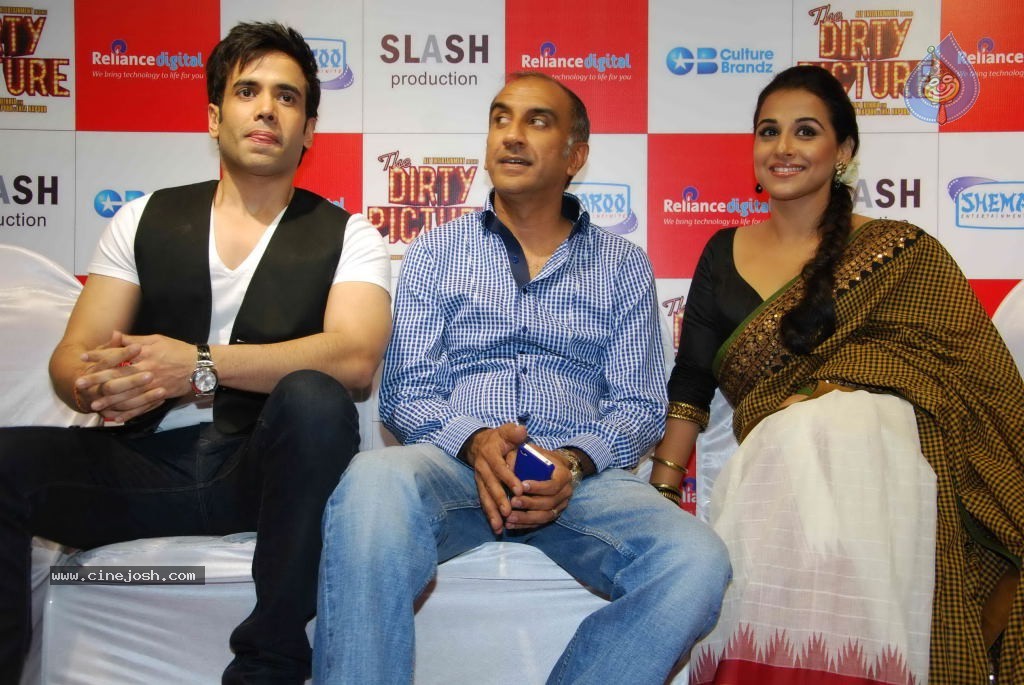 Vidya Balan,Tusshar Kapoor at The Dirty Picture DVD Launch  - 40 / 55 photos