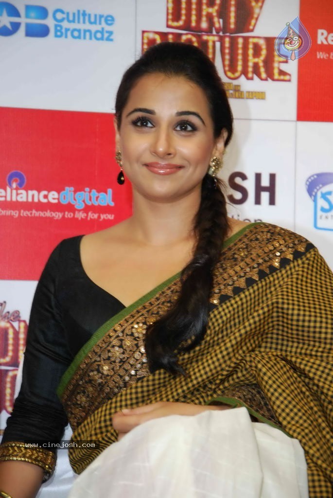 Vidya Balan,Tusshar Kapoor at The Dirty Picture DVD Launch  - 42 / 55 photos