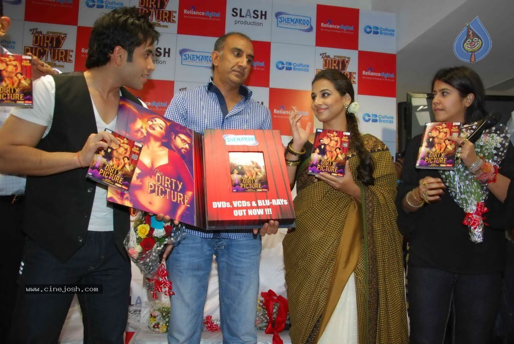 Vidya Balan,Tusshar Kapoor at The Dirty Picture DVD Launch  - 43 / 55 photos