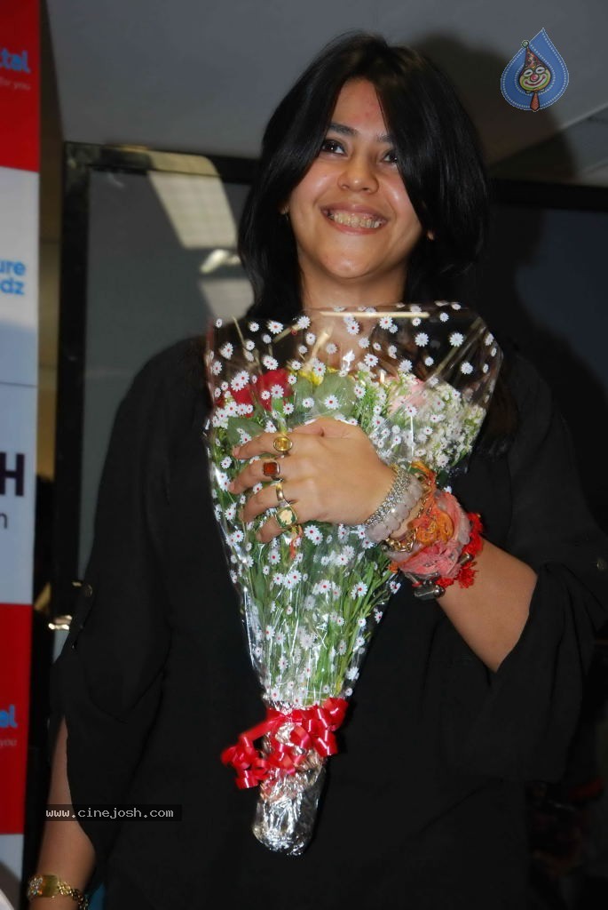 Vidya Balan,Tusshar Kapoor at The Dirty Picture DVD Launch  - 48 / 55 photos
