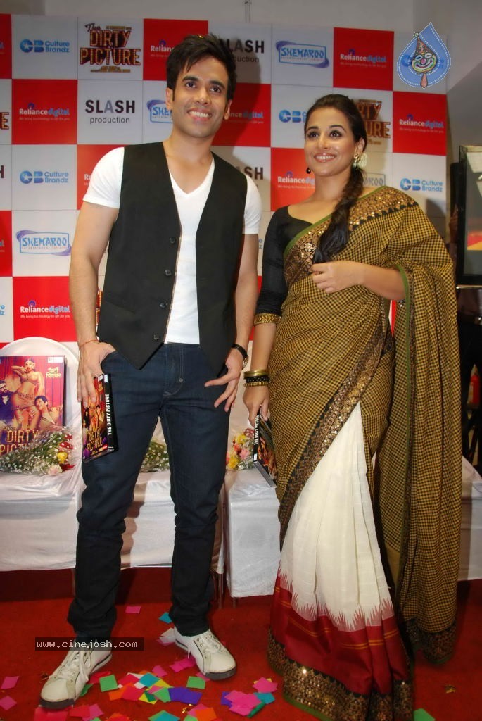 Vidya Balan,Tusshar Kapoor at The Dirty Picture DVD Launch  - 50 / 55 photos