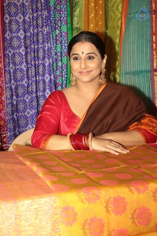 Vidya Balan Unveiles Designers Summer Collection - 28 / 42 photos