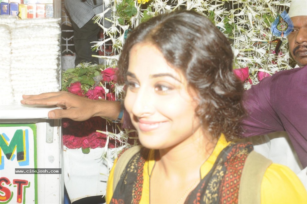 Vidya Balan Visits Mahim Dargah  - 2 / 27 photos