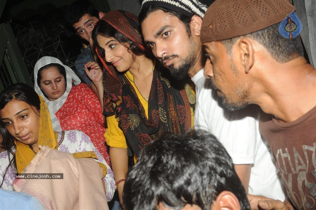 Vidya Balan Visits Mahim Dargah  - 3 / 27 photos