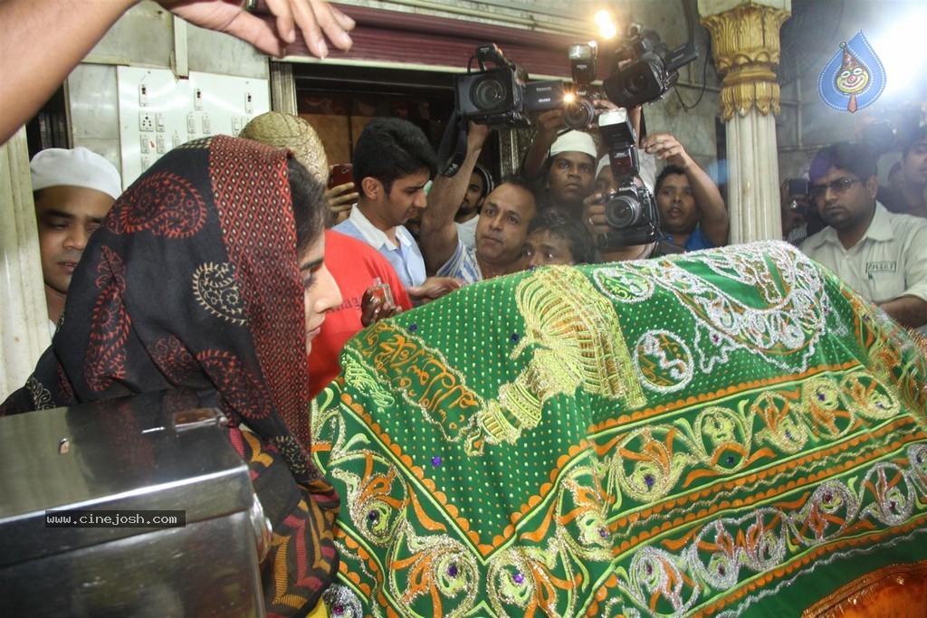 Vidya Balan Visits Mahim Dargah  - 5 / 27 photos