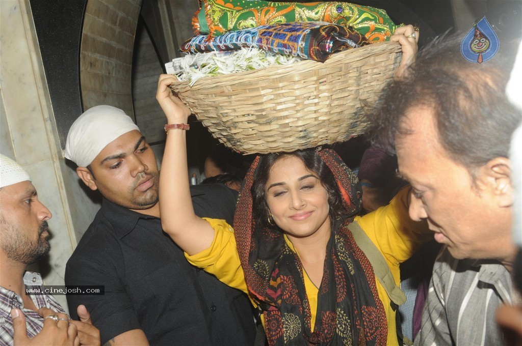 Vidya Balan Visits Mahim Dargah  - 6 / 27 photos