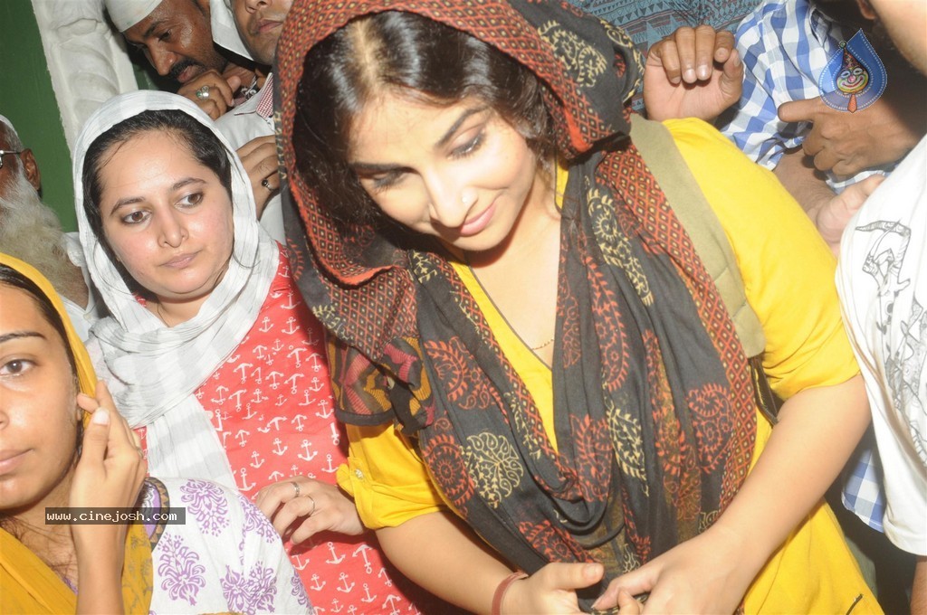 Vidya Balan Visits Mahim Dargah  - 7 / 27 photos