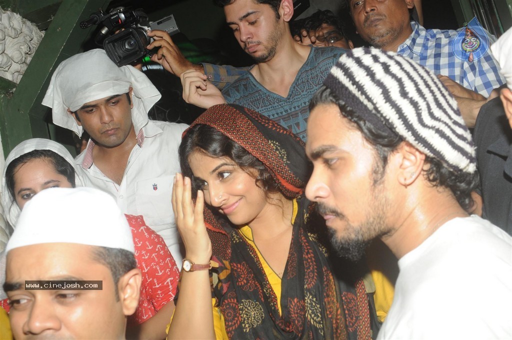 Vidya Balan Visits Mahim Dargah  - 10 / 27 photos