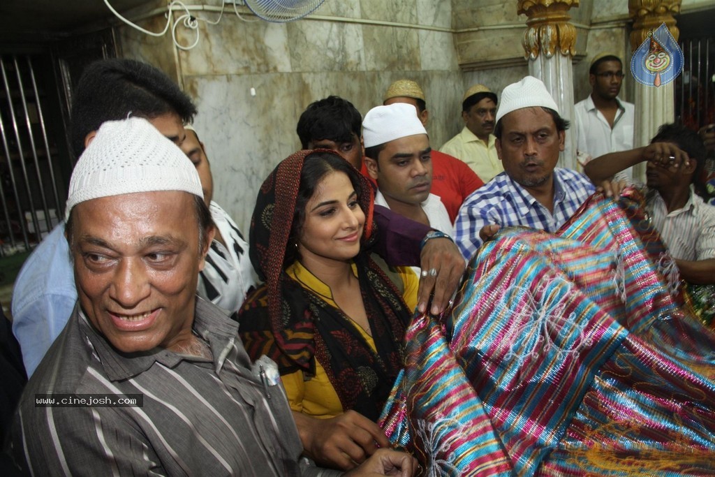 Vidya Balan Visits Mahim Dargah  - 12 / 27 photos