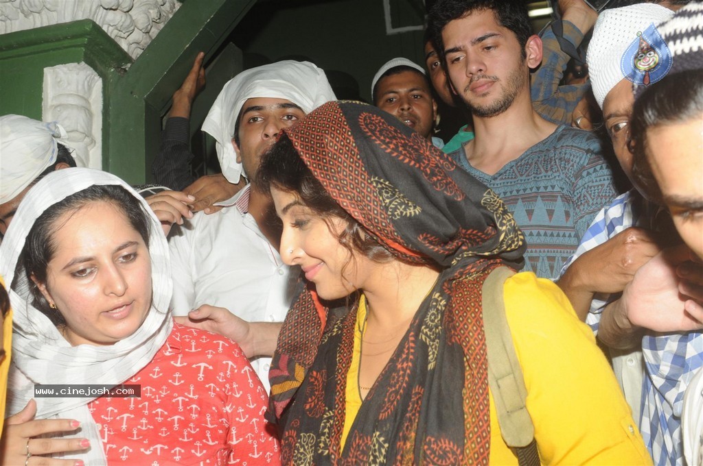 Vidya Balan Visits Mahim Dargah  - 13 / 27 photos