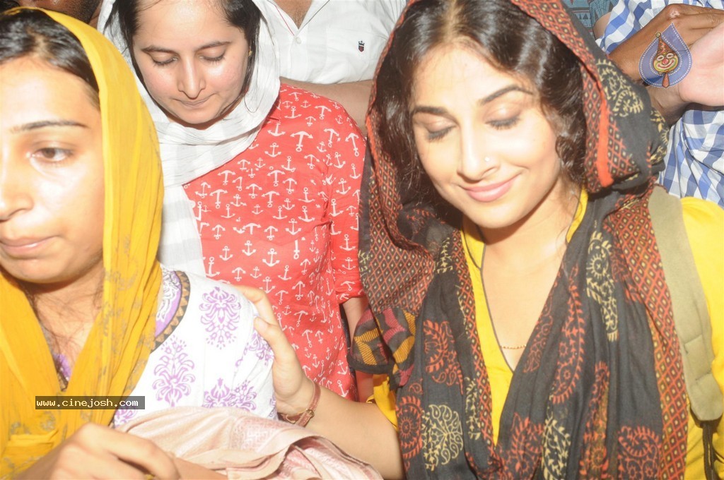 Vidya Balan Visits Mahim Dargah  - 14 / 27 photos