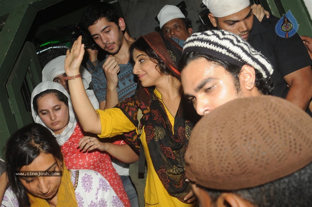 Vidya Balan Visits Mahim Dargah  - 15 / 27 photos