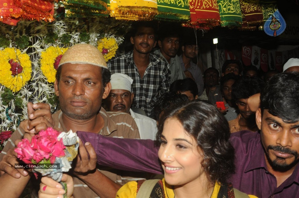 Vidya Balan Visits Mahim Dargah  - 16 / 27 photos