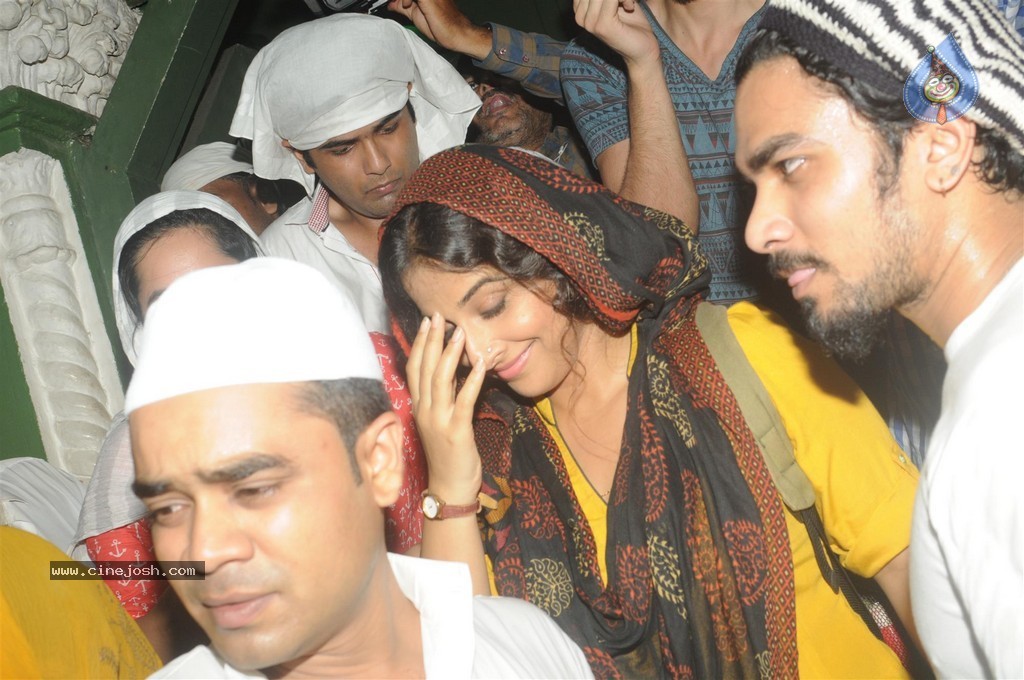 Vidya Balan Visits Mahim Dargah  - 17 / 27 photos