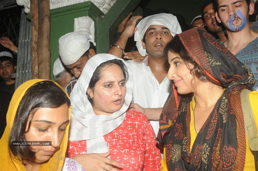 Vidya Balan Visits Mahim Dargah  - 19 / 27 photos