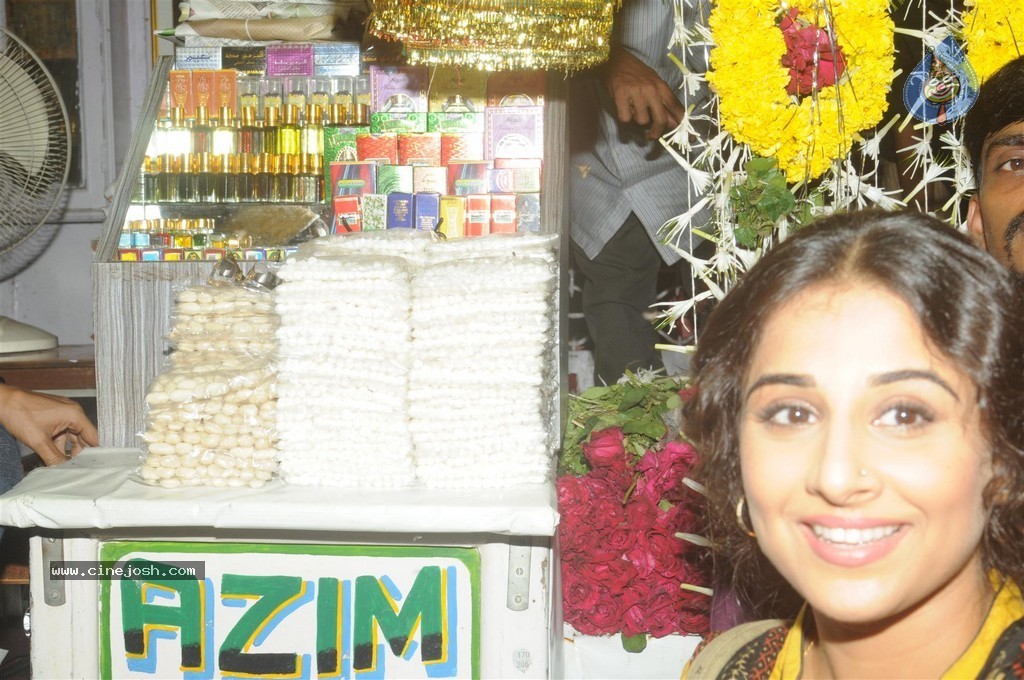 Vidya Balan Visits Mahim Dargah  - 21 / 27 photos