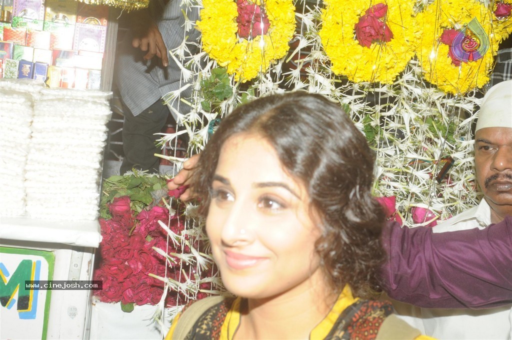 Vidya Balan Visits Mahim Dargah  - 22 / 27 photos
