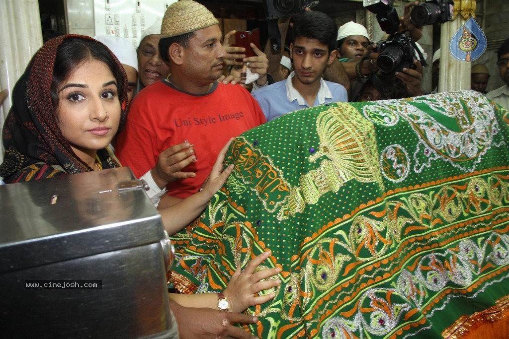 Vidya Balan Visits Mahim Dargah  - 23 / 27 photos