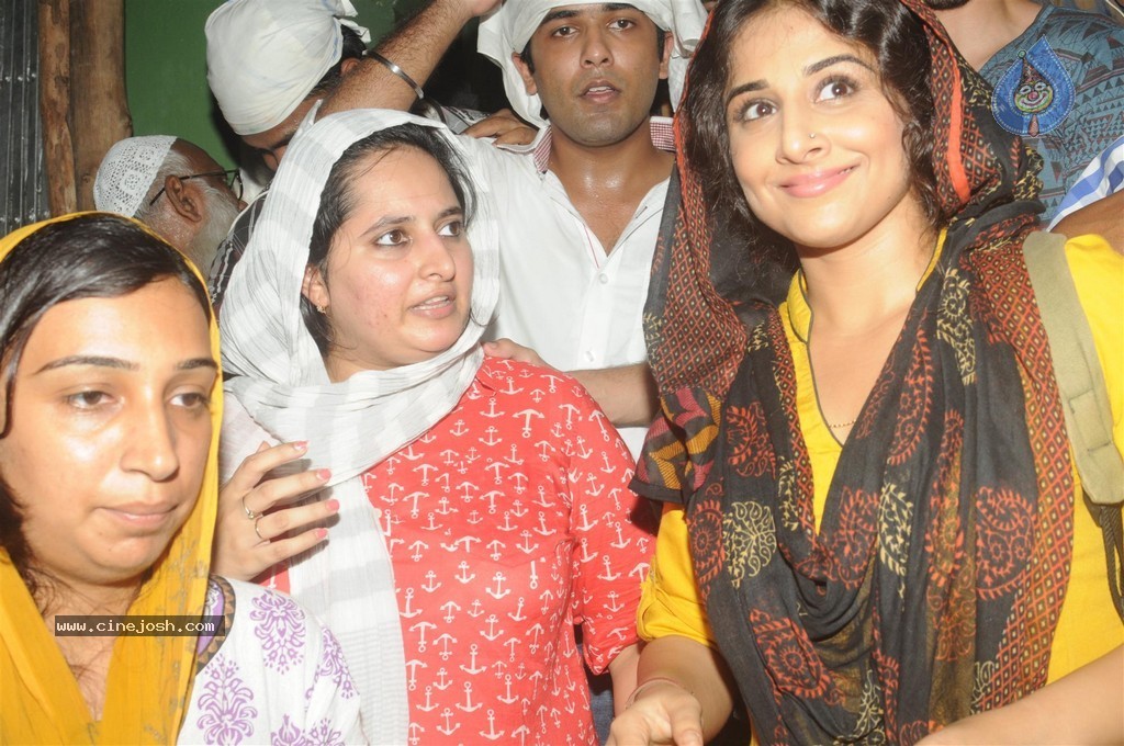 Vidya Balan Visits Mahim Dargah  - 25 / 27 photos