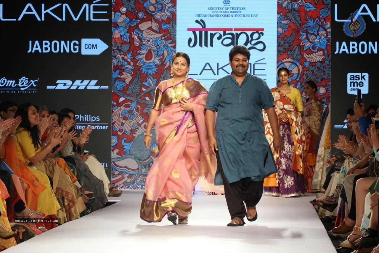 Vidya Balan Walks Ramp at LFW Summer Resort 2015 - 5 / 32 photos