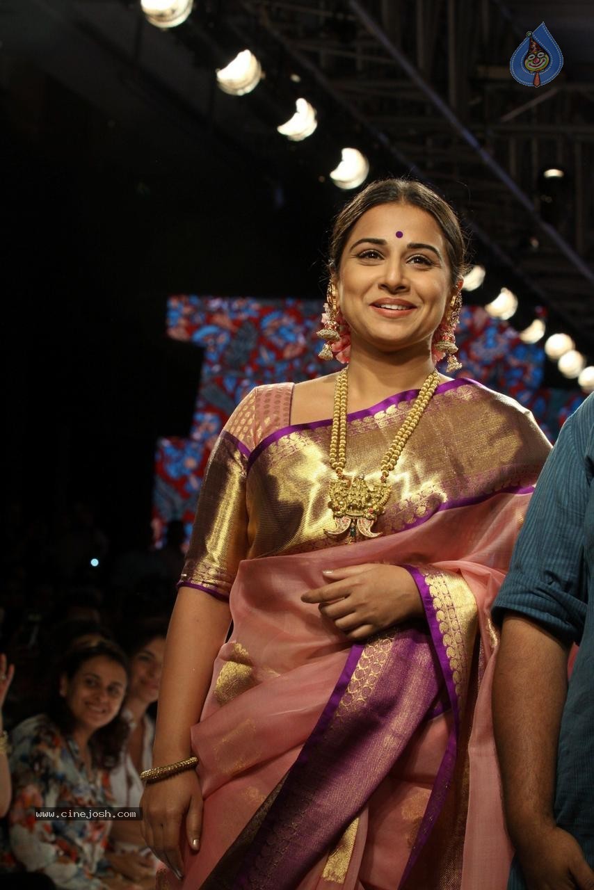 Vidya Balan Walks Ramp at LFW Summer Resort 2015 - 10 / 32 photos